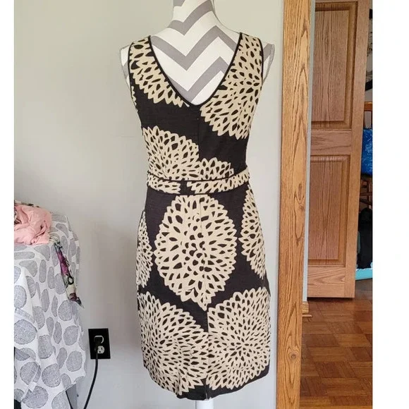 Boden Sleeveless Dress Allover Floral Print Gray and Tan Size 6 - Picture 4 of 6